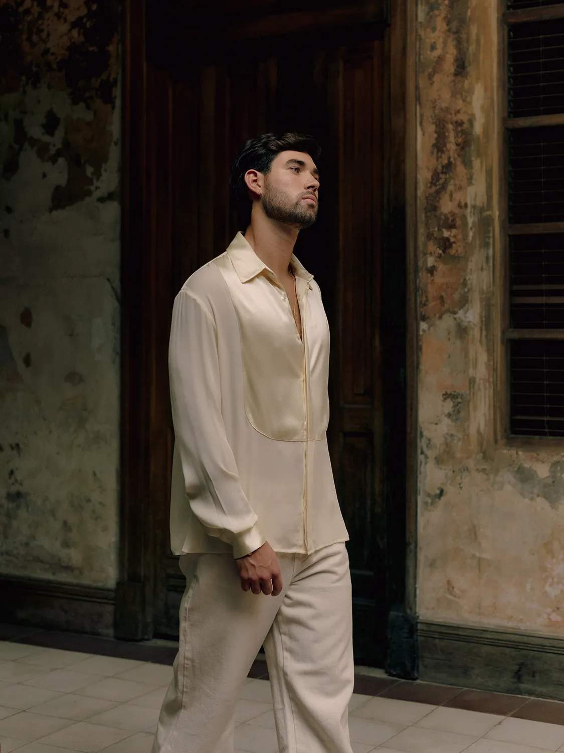 camisa-seda-amarilla-look-01
