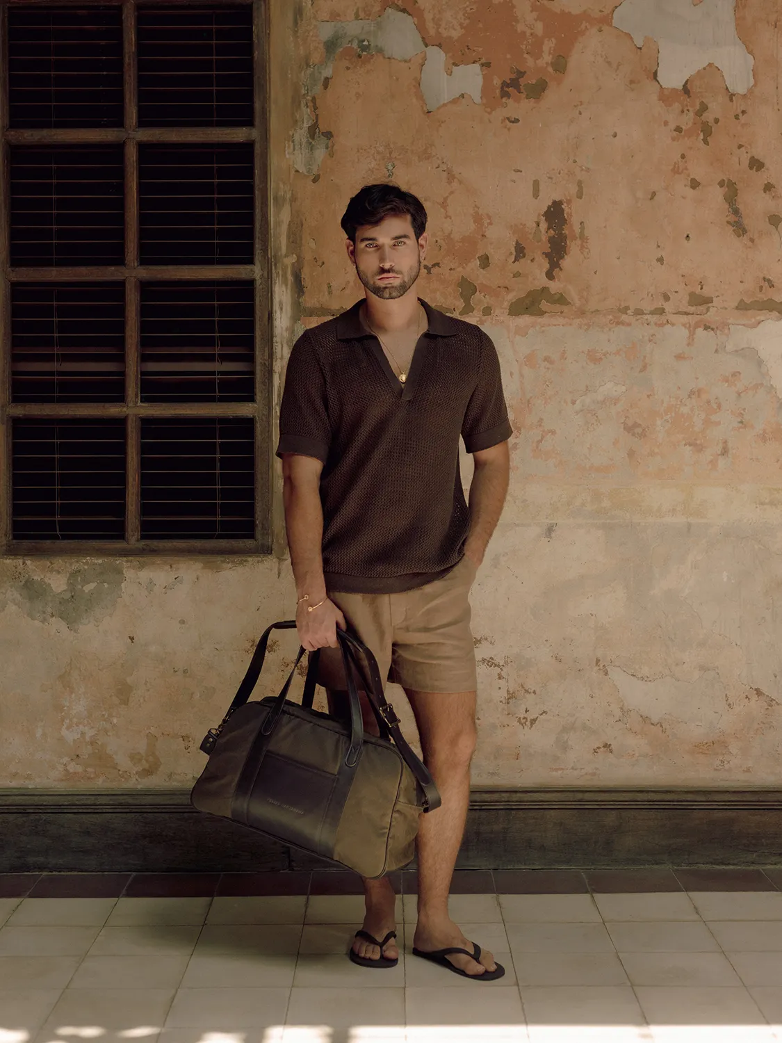 camisa-tejido-cafe-look